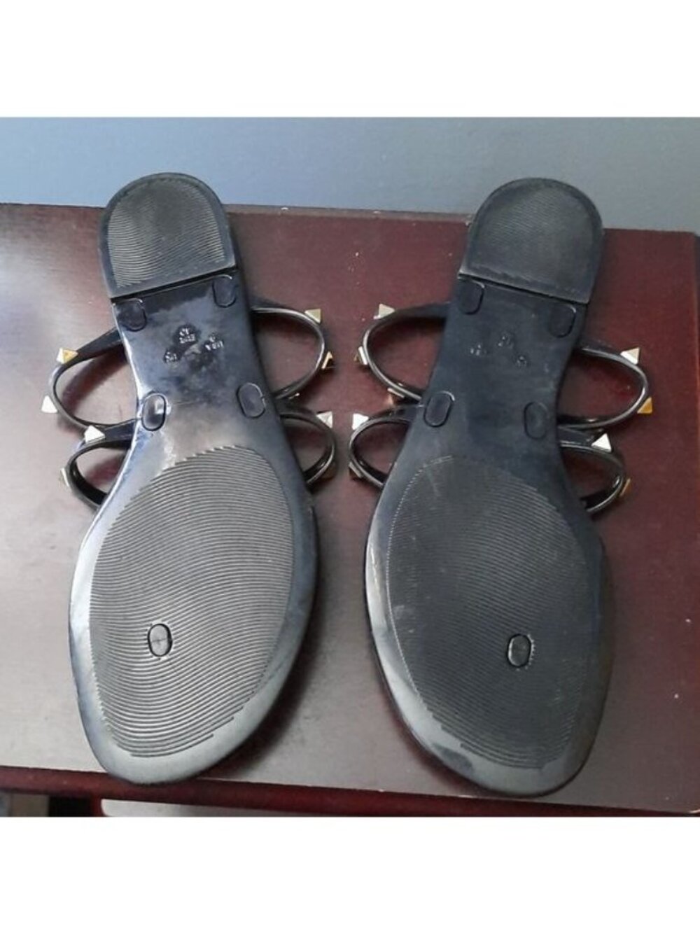 Nicole Miller New York Black With Gold Studs Flip Flop Sandals Size 9 - Picture 4 of 6